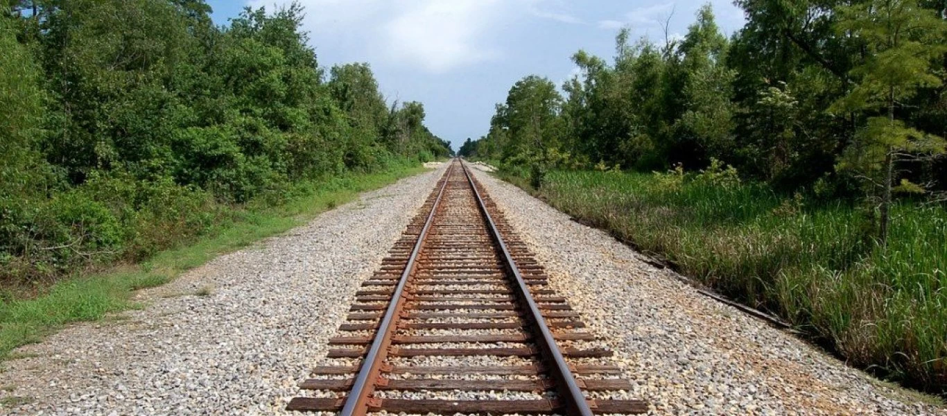 Ινδία: Αστυνομικός έσωσε 60χρονο από επερχόμενο τρένο και μετά τον... χαστούκισε (βίντεο)